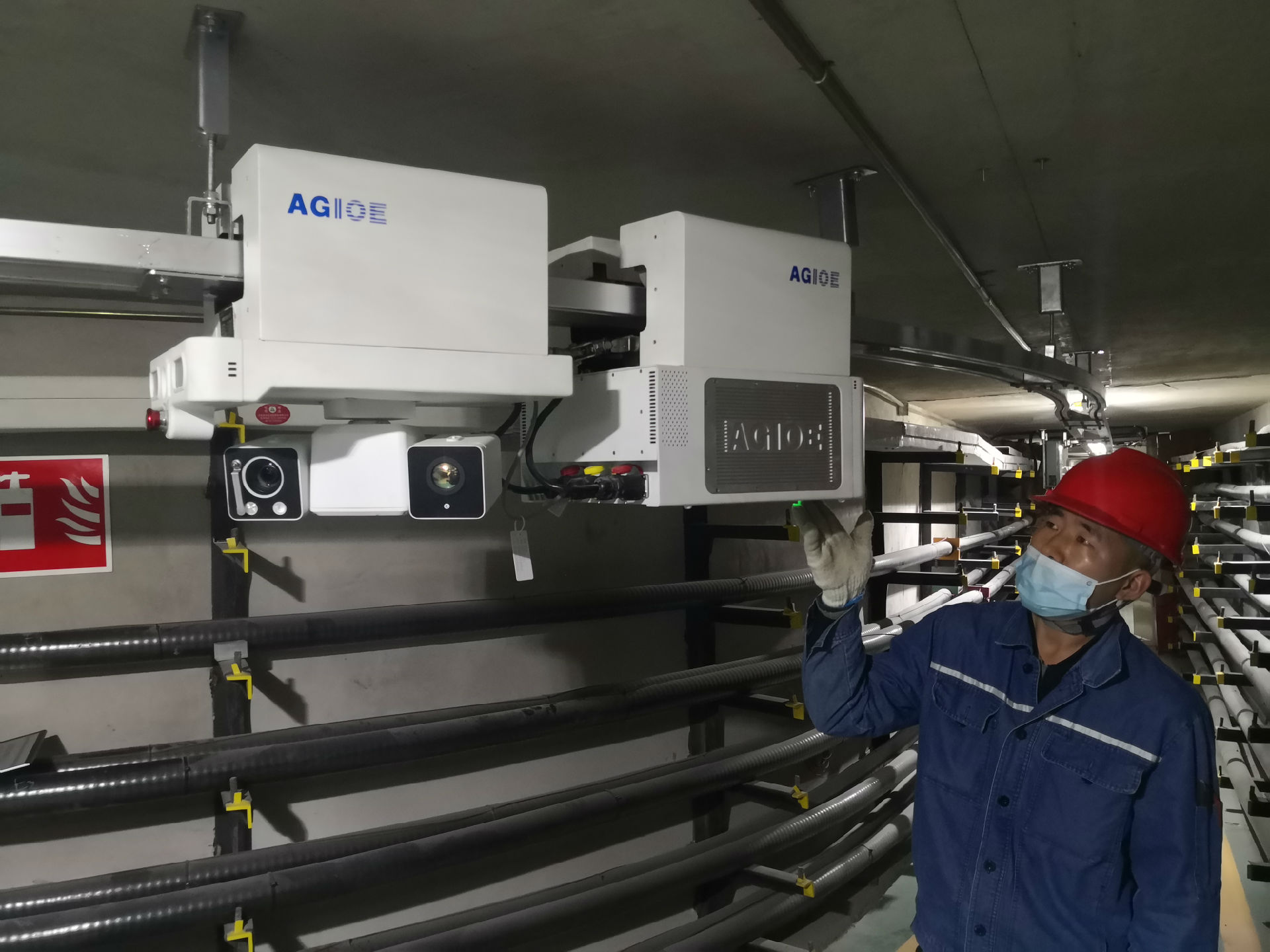 王俊啟與機(jī)器人 (1).jpg